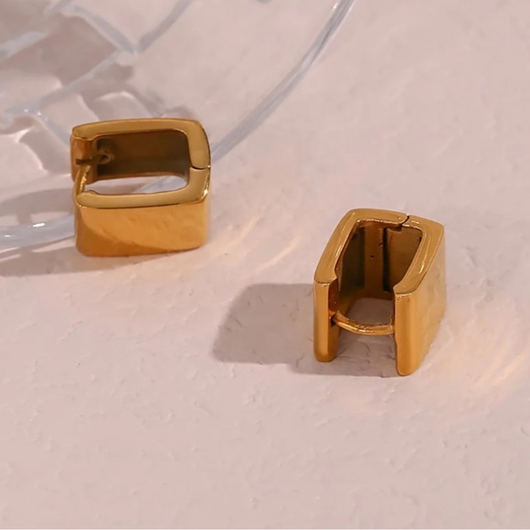 New Minimalist Square 18k Gold Huggies Earring - Picture 3 of 7